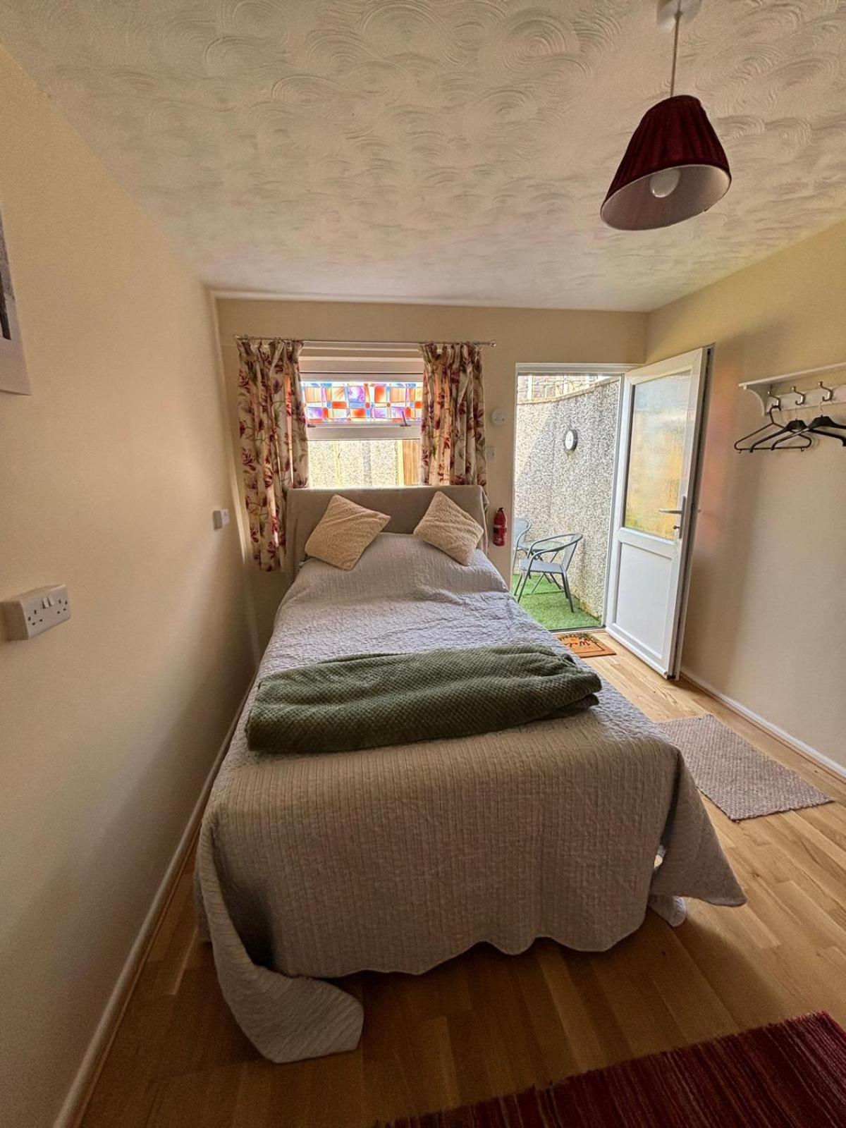 1A Butty Bach Apartment Milford Haven Bagian luar foto