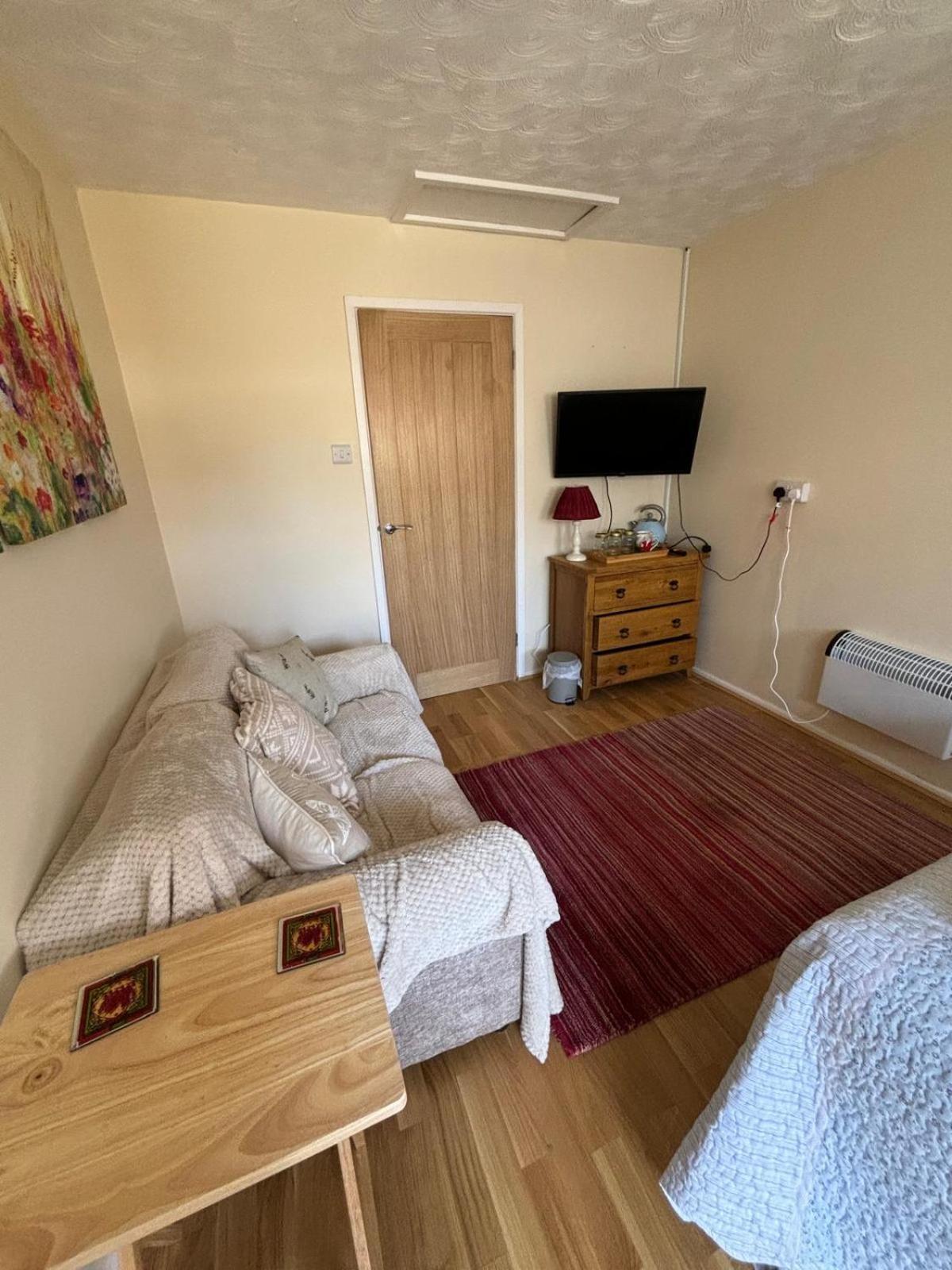 1A Butty Bach Apartment Milford Haven Bagian luar foto